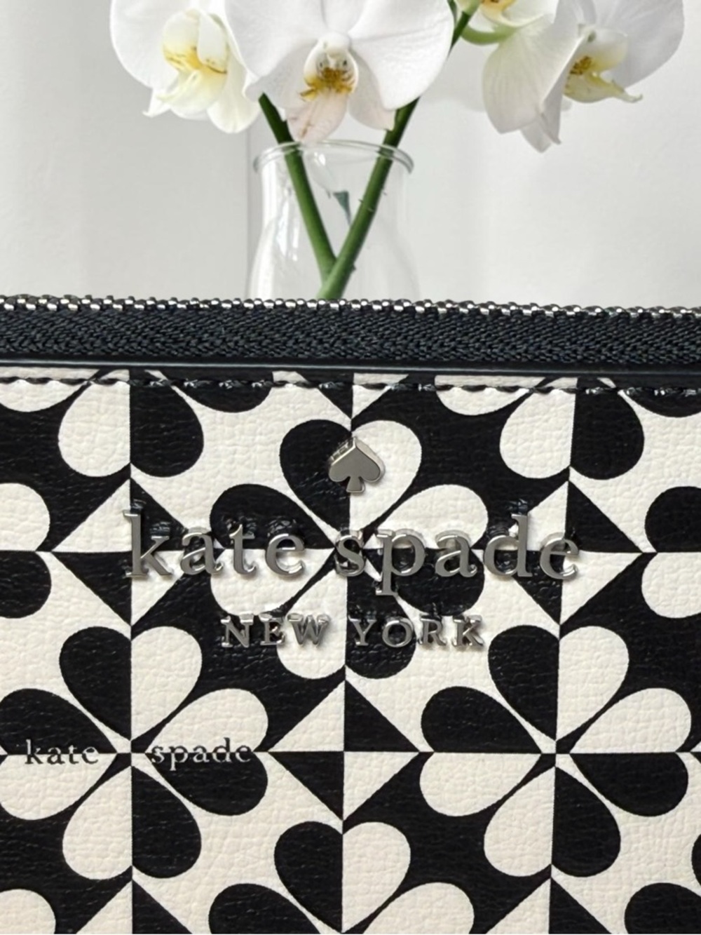 Kate Spade ♠️ Hollie Spade Clover Geo Small L-Zip Wristlet Black White NWT - Picture 2 of 10